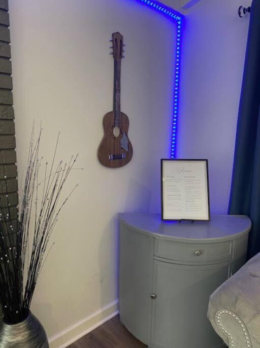 Large, Stunning Elvis Themed Condo,10 Min From Cvg Флоренция Экстерьер фото